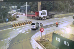 Video: Hai xe tải bị lửa ”nuốt chửng” sau cú va chạm kinh hoàng