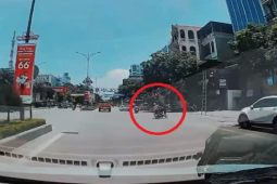Clip: Chạy ẩu, shipper bị ô tô tông văng