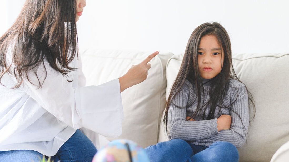 Con càng lớn càng khó dạy, tương lai xám xịt vì những thói quen thường ngày này của cha mẹ - 1