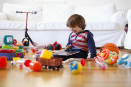 Trẻ có nhiều đồ chơi là tốt hay xấu, câu trả lời khiến bố mẹ ngạc nhiên