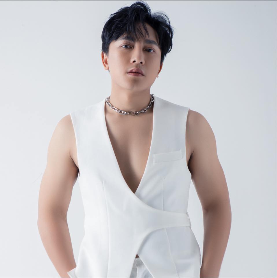 Body săn chắc của Châu Khải Phong nhờ bóng đá và gym - 1