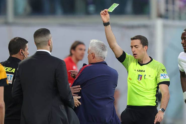 Mourinho bỏ họp báo khi AS Roma tan mộng top 4, phải vô địch Europa League - 1