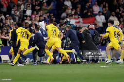 Sợ hãi Barcelona ngày vô địch La Liga sớm: Bị CĐV rượt đánh, cảnh sát phải giải cứu