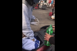 Clip: Cô gái loay hoay mãi không đổ được xăng từ chai vào xe máy