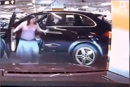 Clip: Cô gái bất cẩn xuống xe khiến cánh cửa gãy gập lại