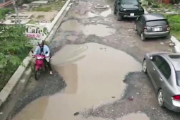 Video: Cận cảnh con đường ‘đau khổ’ suốt nhiều năm ở Hà Nội