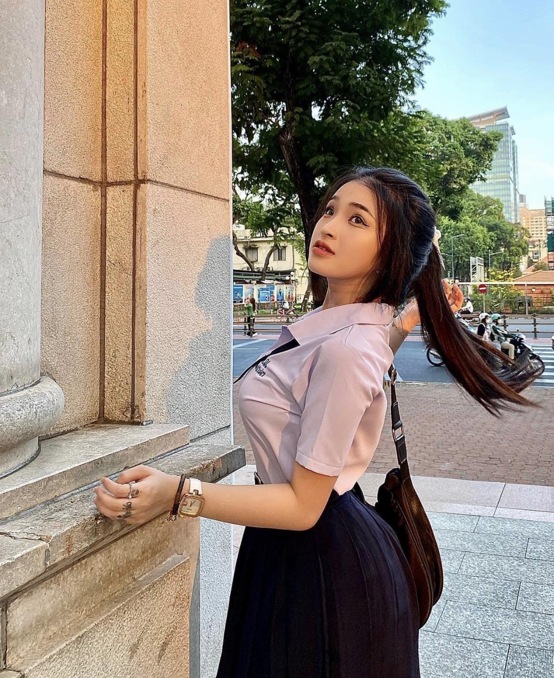 10X Đồng Nai &#34;bắt trend&#34; mặc đồng phục Thái Lan, khoe dáng trên đường phố Bangkok - 4