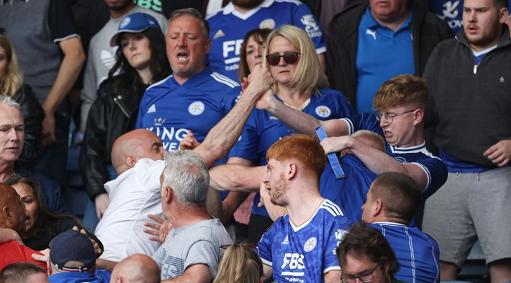 Chấn động ngoại hạng Anh: CĐV Leicester đấm nhau, fan Leeds tấn công cảnh sát - 1