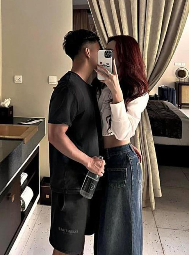 Mới đây, cầu thủ Vũ Văn Thanh khiến người hâm mộ xôn xao khi công khai hình ảnh thân mật bên bạn gái mới. Anh chàng khoe bức ảnh "khóa môi" người yêu trên Instagram thu hút hàng trăm nghìn lượt "thả tim". 
