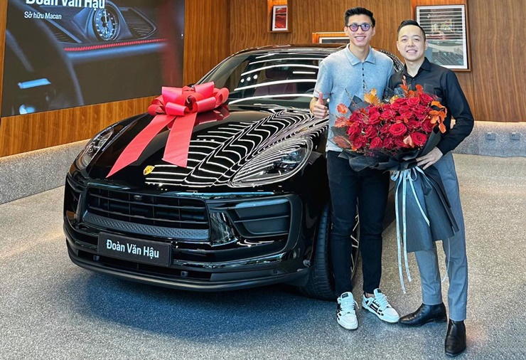 Mới đây, bạn gái tuyển thủ Đoàn Văn Hậu đã chia sẻ hình ảnh cùng bạn trai nhận xe sang Porsche Macan 2023, với phiên bản có giá gần 5 tỷ đồng
