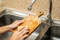 22 cách làm sạch nhanh vết dầu mỡ cứng đầu trong nhà bếp