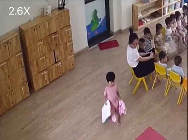 Bé gái mầm non có hành động lạ &#39;không giống ai&#39; khiến dân tình bật cười - 1