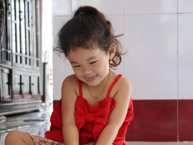Ngạc nhiên bé gái 2 tuổi tự biết đọc chữ, đếm số cả tiếng Việt lẫn tiếng Anh