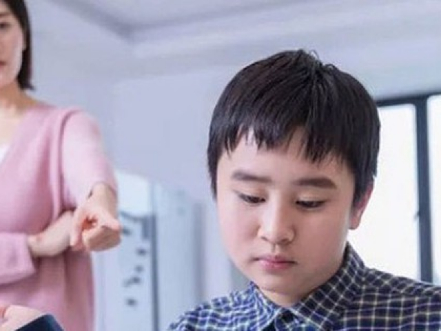Mẹ quyết định ở nhà làm nội trợ để chăm sóc con tốt nhất không ngờ trong mắt con lại trở thành người mẹ thế này