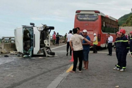 Xe khách tông xe rước dâu trên cao tốc, 1 người tử vong, 4 người bị thương