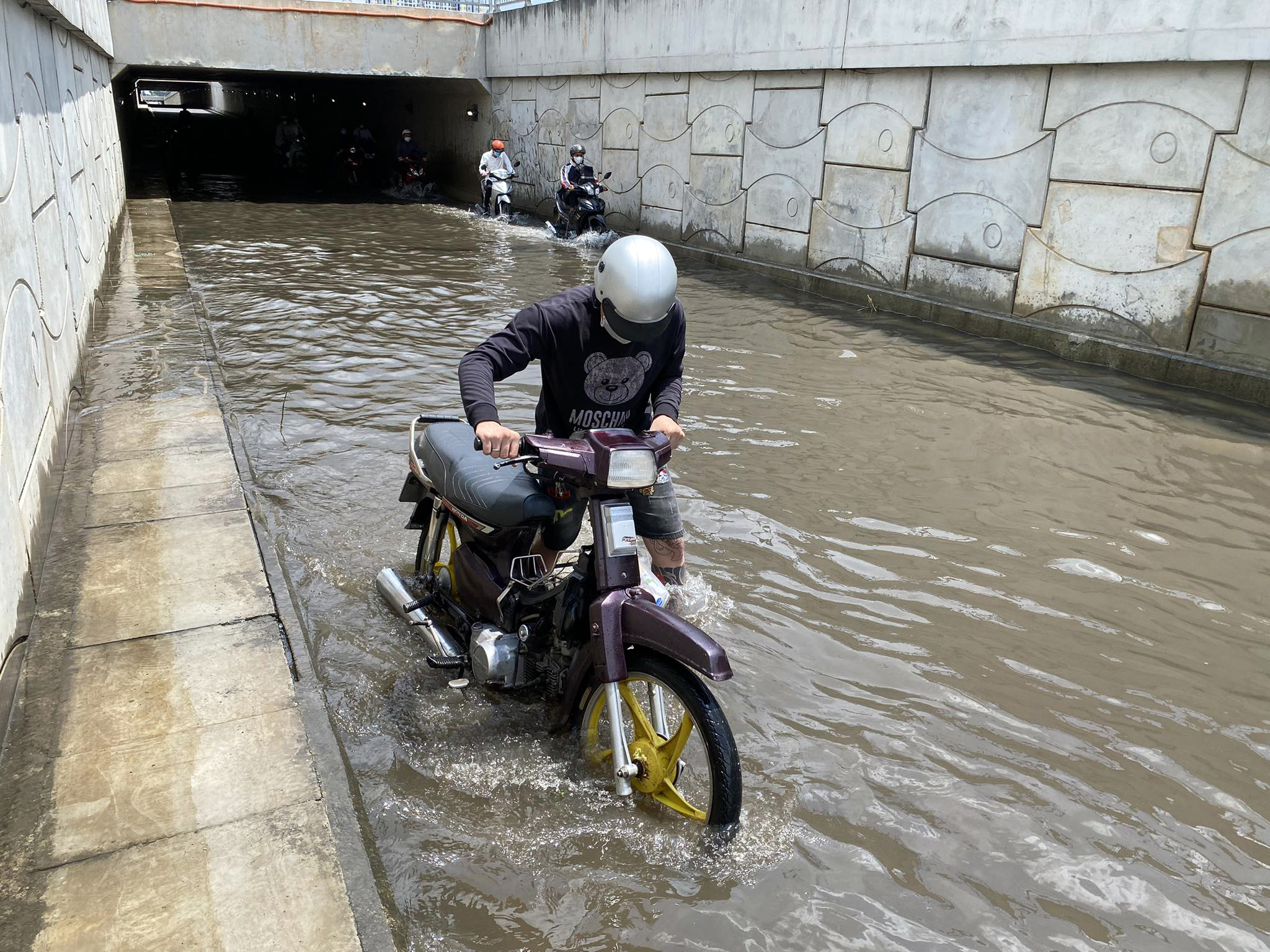 Vừa thông xe 4 tháng, hầm chui tiền tỷ ở TP.HCM ngập như “bể bơi” - 10