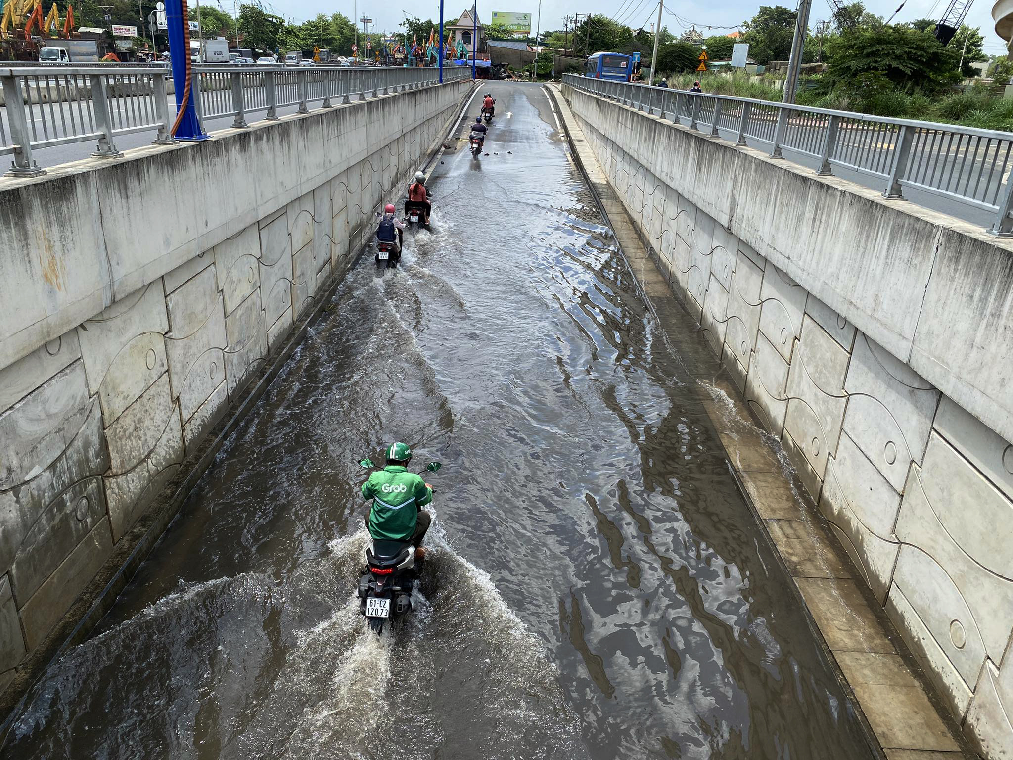 Vừa thông xe 4 tháng, hầm chui tiền tỷ ở TP.HCM ngập như “bể bơi” - 2