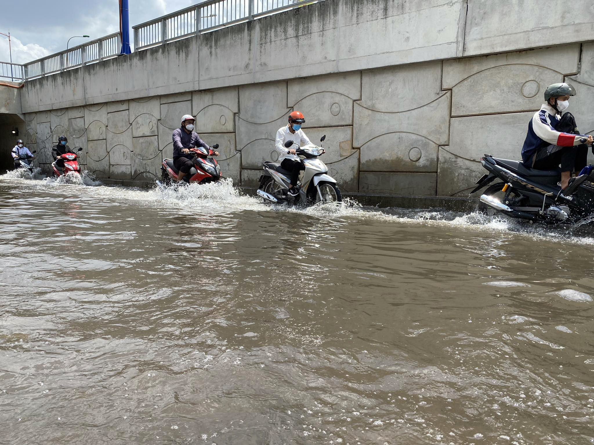 Vừa thông xe 4 tháng, hầm chui tiền tỷ ở TP.HCM ngập như “bể bơi” - 5