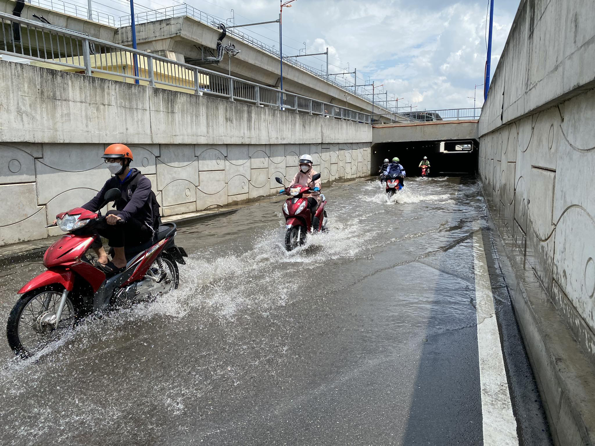 Vừa thông xe 4 tháng, hầm chui tiền tỷ ở TP.HCM ngập như “bể bơi” - 6