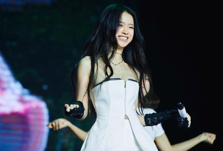 Sau khi ra mắt với vai trò ca sĩ, Linh Ka tích cực chạy show nhận được nhiều chú ý. Mới đây nhất, cô biểu diễn tại một trường đại học. Trong thiết kế cúp ngực, người đẹp sinh năm 2002 liên tục gặp sự cố trang phục.
