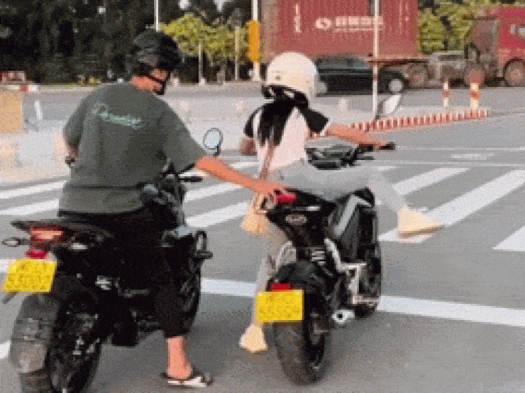 Clip: Phì cười cảnh cô gái nấm lùn thích chơi môtô phân khối lớn - 1