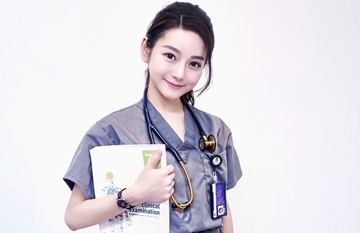 Jenn Lee từng được cộng đồng mạng gọi là “nữ thần y khoa xứ Đài” khi những hình hình ảnh của cô được chia sẻ trên nhiều tờ báo, trang mạng xã hội của Đài Loan (Trung Quốc).
