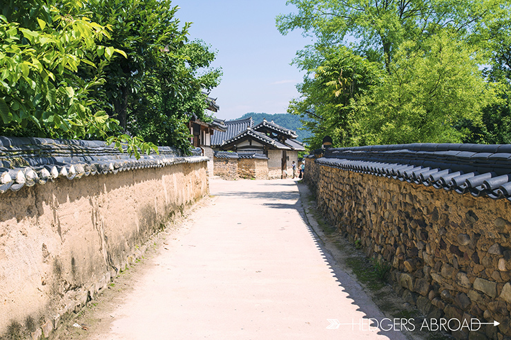 Andong: Ngôi làng dân gian này là một nơi tuyệt vời để trải nghiệm lịch sử và văn hóa của Hàn Quốc. Nằm ở tỉnh Bắc Gyeongsang, sự hòa hợp giữa thiên nhiên và truyền thống mà bạn sẽ tìm thấy ở Andong là không nơi nào sánh kịp.
