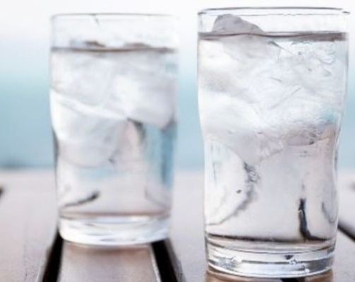 Uống nước đá trong mùa hè: Tưởng mát nhưng cực nhiều nguy hại - 1