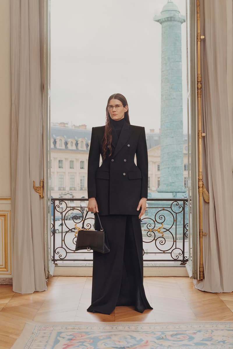 Balenciaga Xuân 2024 "Capital B" là một đẳng cấp khác biệt - 1