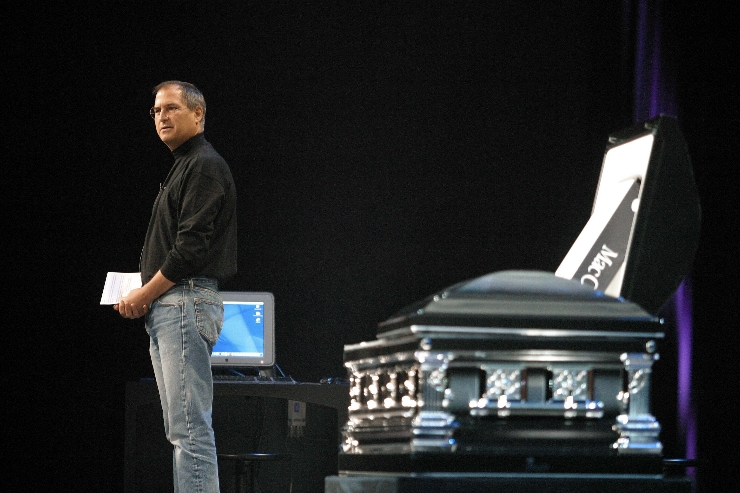 Steve Jobs gây sốc khi mang quan tài lên sâu khấu để... khai tử Mac OS 9 - 1