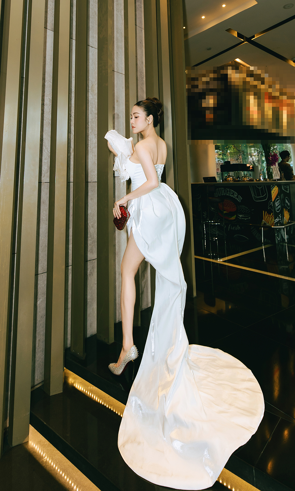 Hoa hậu Tuyết Nga tái xuất, khoe dáng với váy cắt xẻ gợi cảm - 2