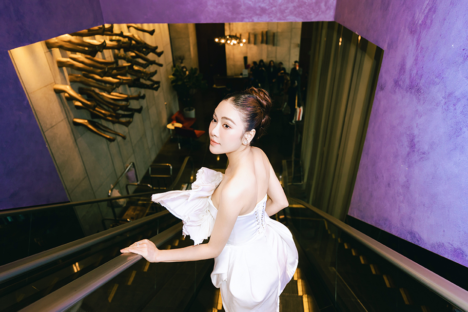 Hoa hậu Tuyết Nga tái xuất, khoe dáng với váy cắt xẻ gợi cảm - 1