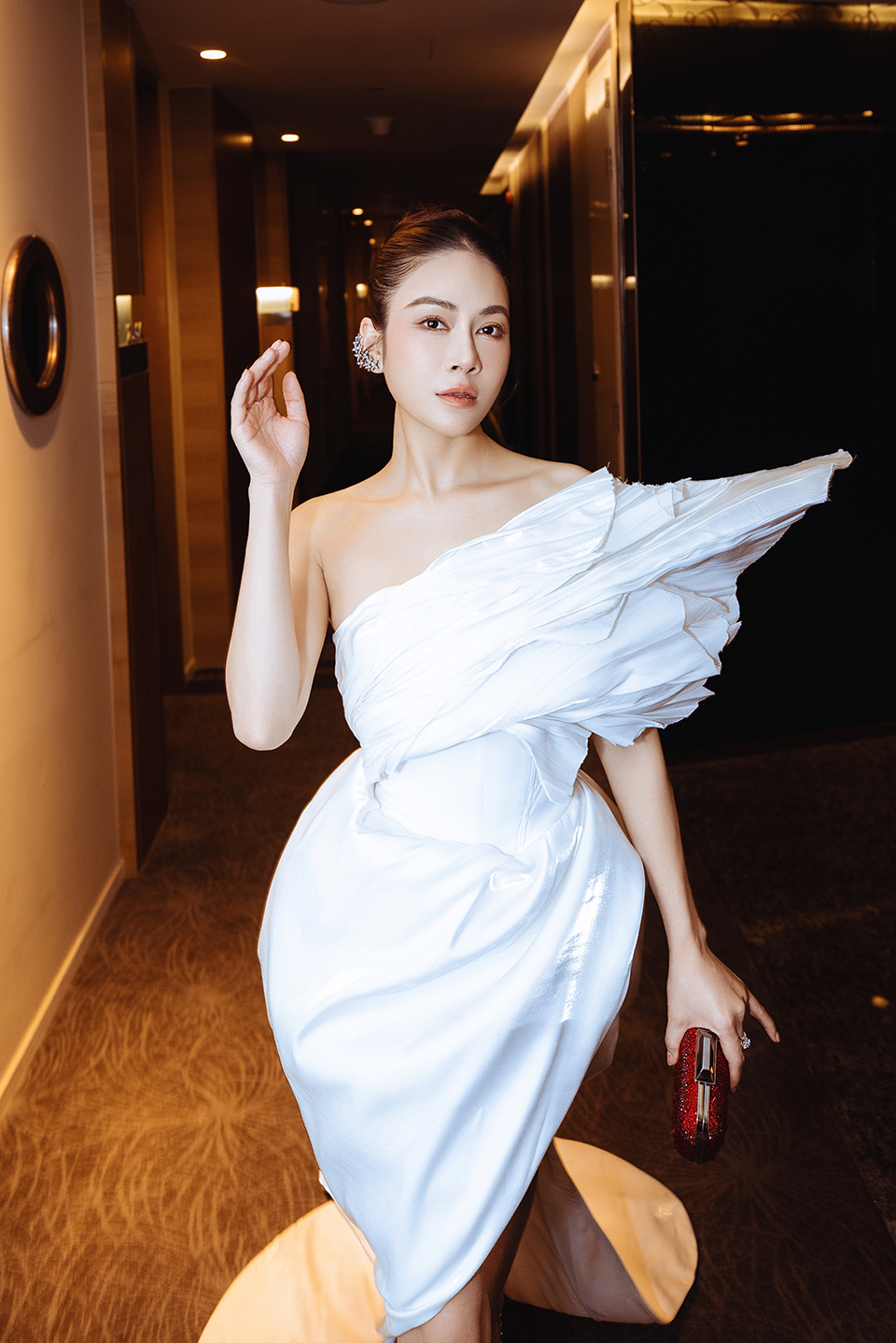 Hoa hậu Tuyết Nga tái xuất, khoe dáng với váy cắt xẻ gợi cảm - 4