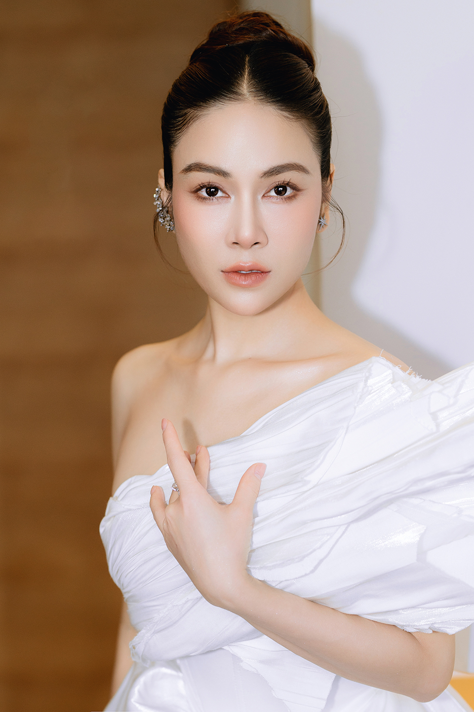 Hoa hậu Tuyết Nga tái xuất, khoe dáng với váy cắt xẻ gợi cảm - 3