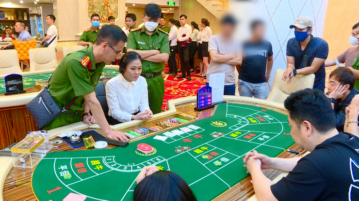 Khởi tố vụ án đánh bạc dưới tầng hầm khách sạn 5 sao ở Nha Trang - 1