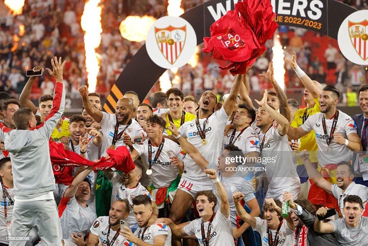 Sevilla vô địch Europa League: Báo Tây Ban Nha nể phục, ví như &#34;kẻ bất tử&#34; - 1