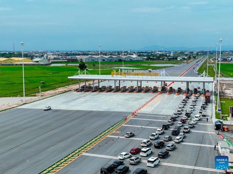 Tuyến cao tốc này dài 187km, có 4 làn xe, chi phí đầu tư 2 tỷ USD.
