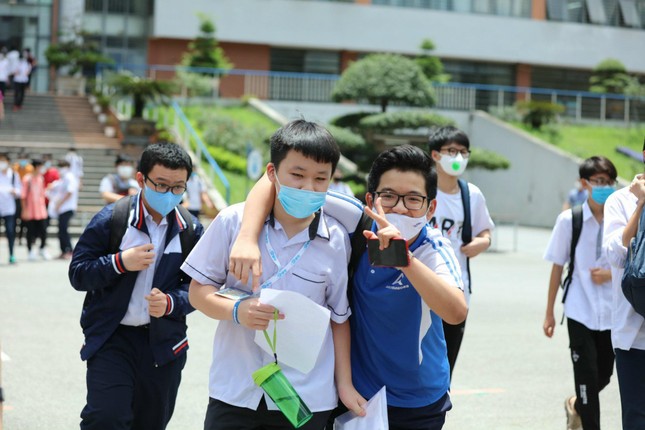 Phụ huynh bật khóc vì học bạ của con toàn 10 vẫn trượt hồ sơ lớp 6 - 1