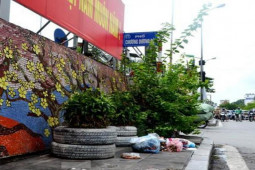 Con đường gốm sứ ở Hà Nội bong tróc, nhếch nhác vì rác thải