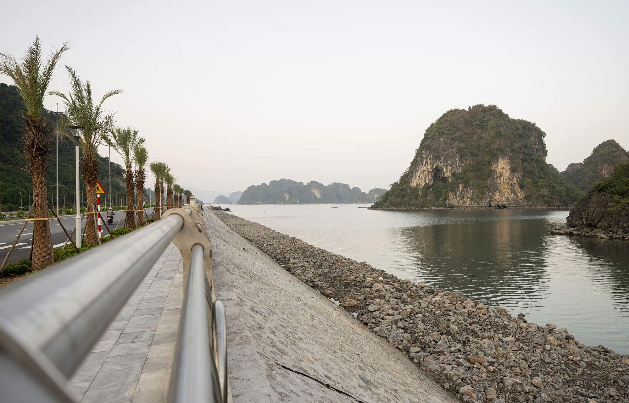 Một vòng cung đường bao biển đẹp bậc nhất Việt Nam chạy qua 2 thành phố - 8