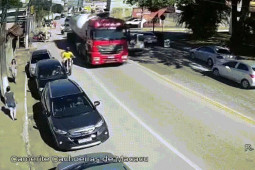 Video: Thót tim trước cảnh người đàn ông đi xe máy bay thẳng vào gầm xe bồn