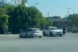 Clip: Chạy như ”đường nhà mình”, ô tô Mazda CX5 bị Hyundai i10 tông xoay 360 độ