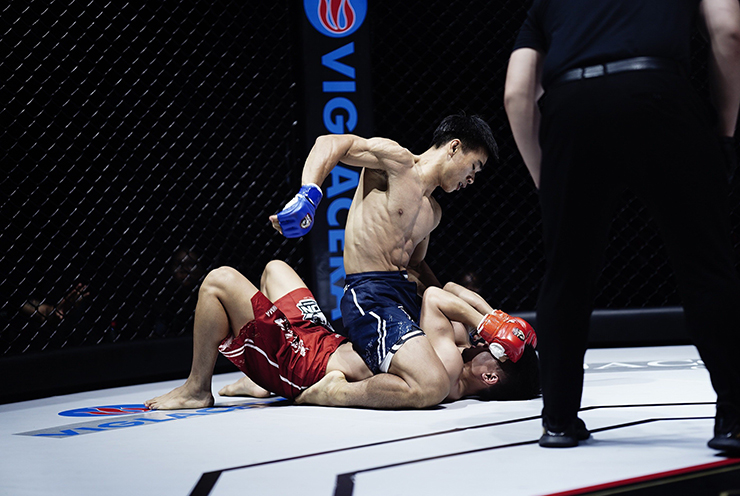 Trần Ngọc Lượng trở lại sàn MMA sau tranh cãi, tung đòn hiểm thắng knock-out - 1