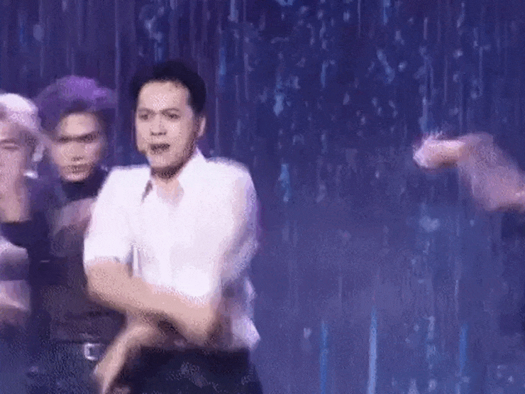 Chủ tịch ngân hàng gây bão MXH vì màn nhảy dưới mưa lộ "quá khứ" bất ngờ