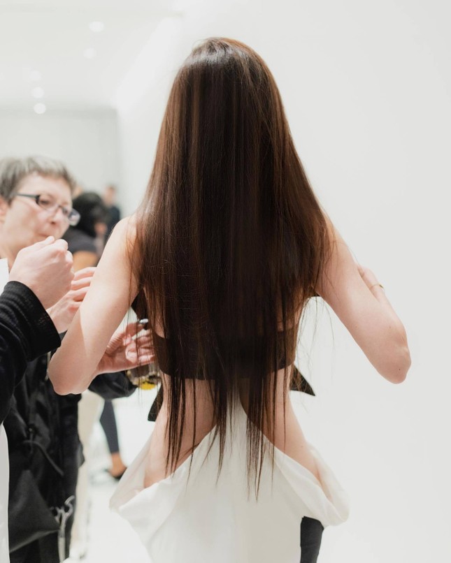 Thân hình tuổi 74 của nhà thiết kế Vera Wang gây sốt - 2