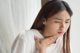 Nhiễm virus HPV khiến cổ họng cô gái nổi đầy mụn, uống thuốc cũng không khỏi
