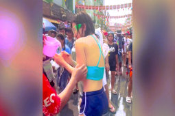 DJ nóng bỏng bị người khác giới đụng chạm trong lễ hội té nước gây tranh cãi