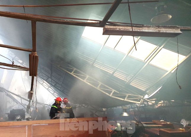 Xưởng sản xuất đồ gỗ ở Bình Dương đổ sập sau hỏa hoạn - 3