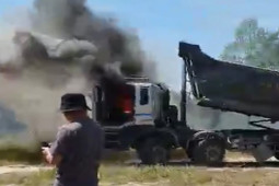 Video: Xe ben bất ngờ bốc cháy ngùn ngụt sau va chạm
