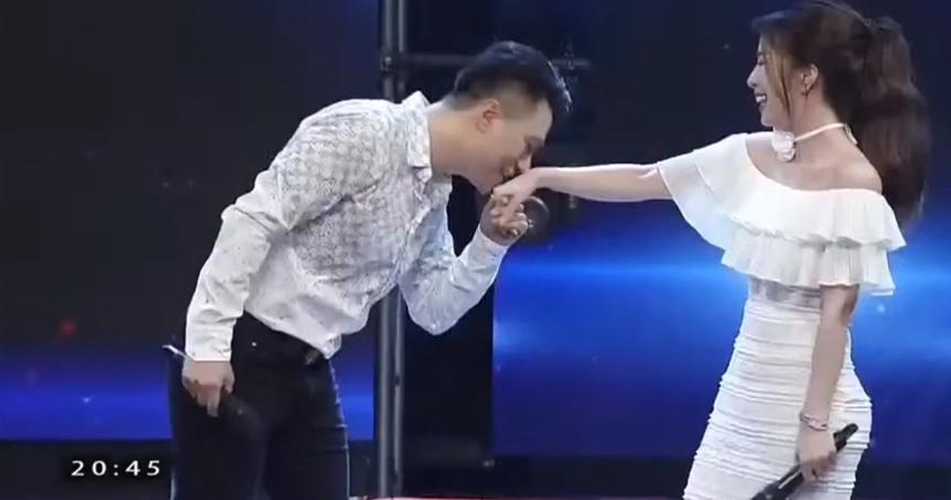 Việt Anh hôn Quỳnh Nga trên sóng truyền hình: Khán giả phấn khích cổ vũ &#34;hôn đi&#34; - 1